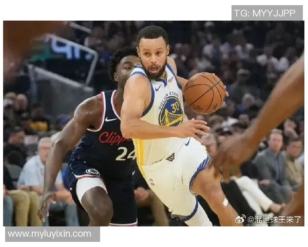 勇士与掘金季前赛库里表现精彩引发球迷热议与期待
